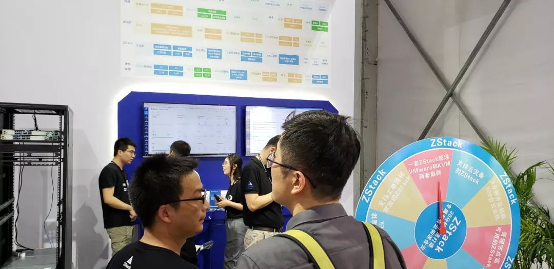 1538285853883284.jpg 嘉宾参观ZStack产品生态矩阵图.jpg
