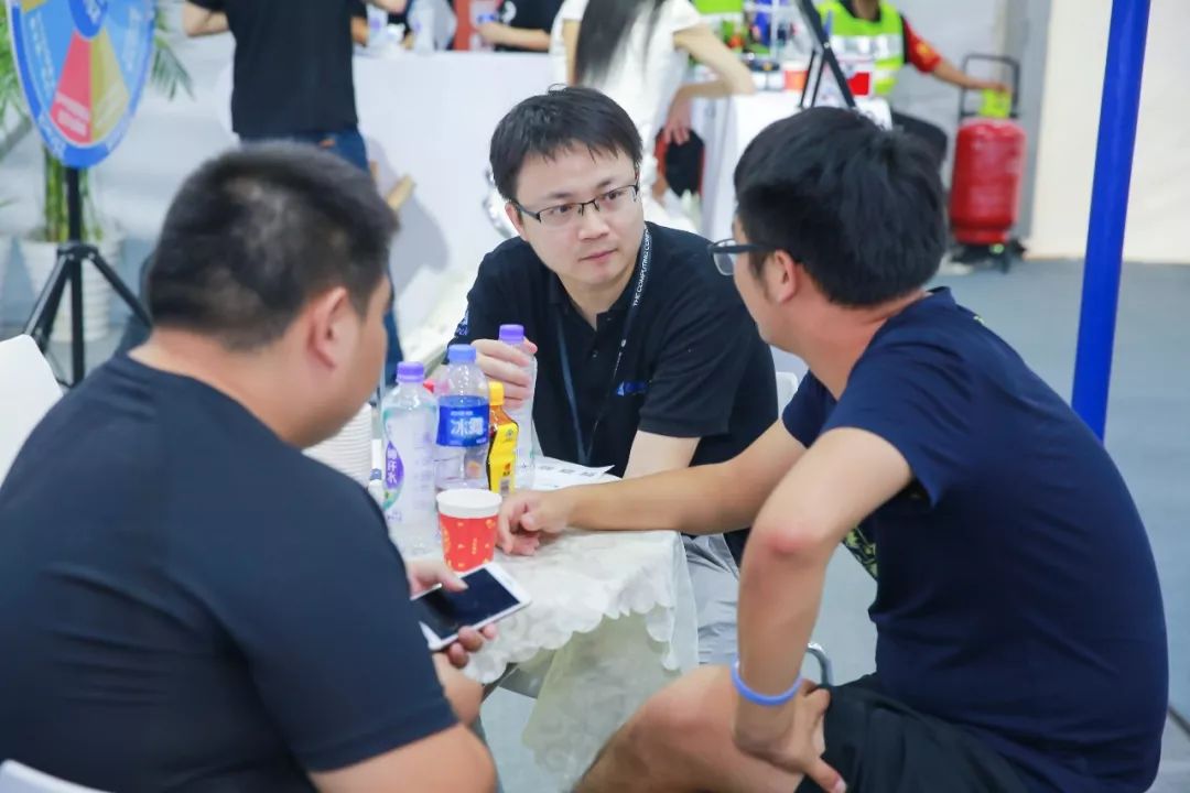 1538286115951095.jpg ZStack工作人员与嘉宾1对1交流瞬间1.jpg