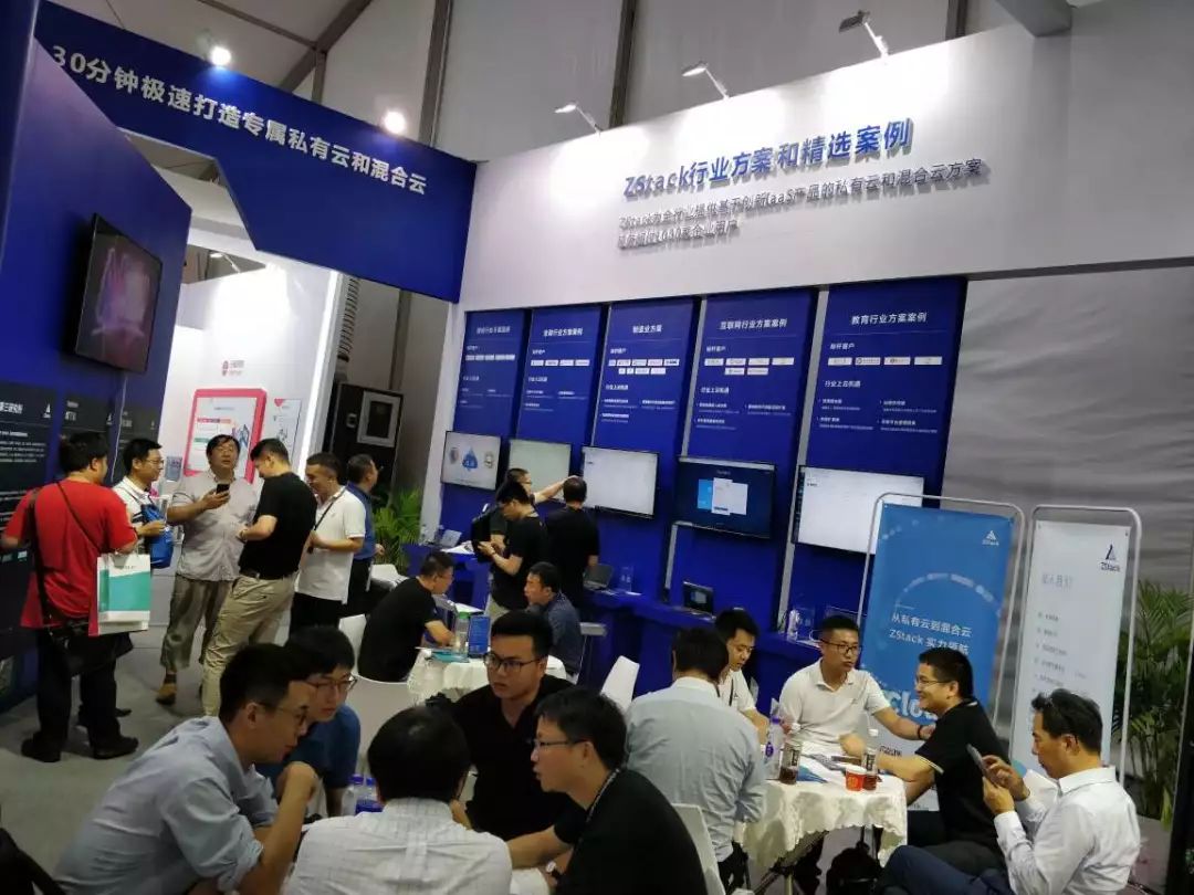 1538286128947126.jpg ZStack工作人员与嘉宾1对1交流瞬间2.jpg